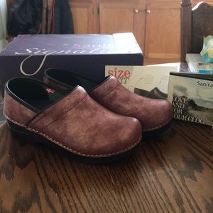 Sanita size 38 clogs beautiful metallic leather